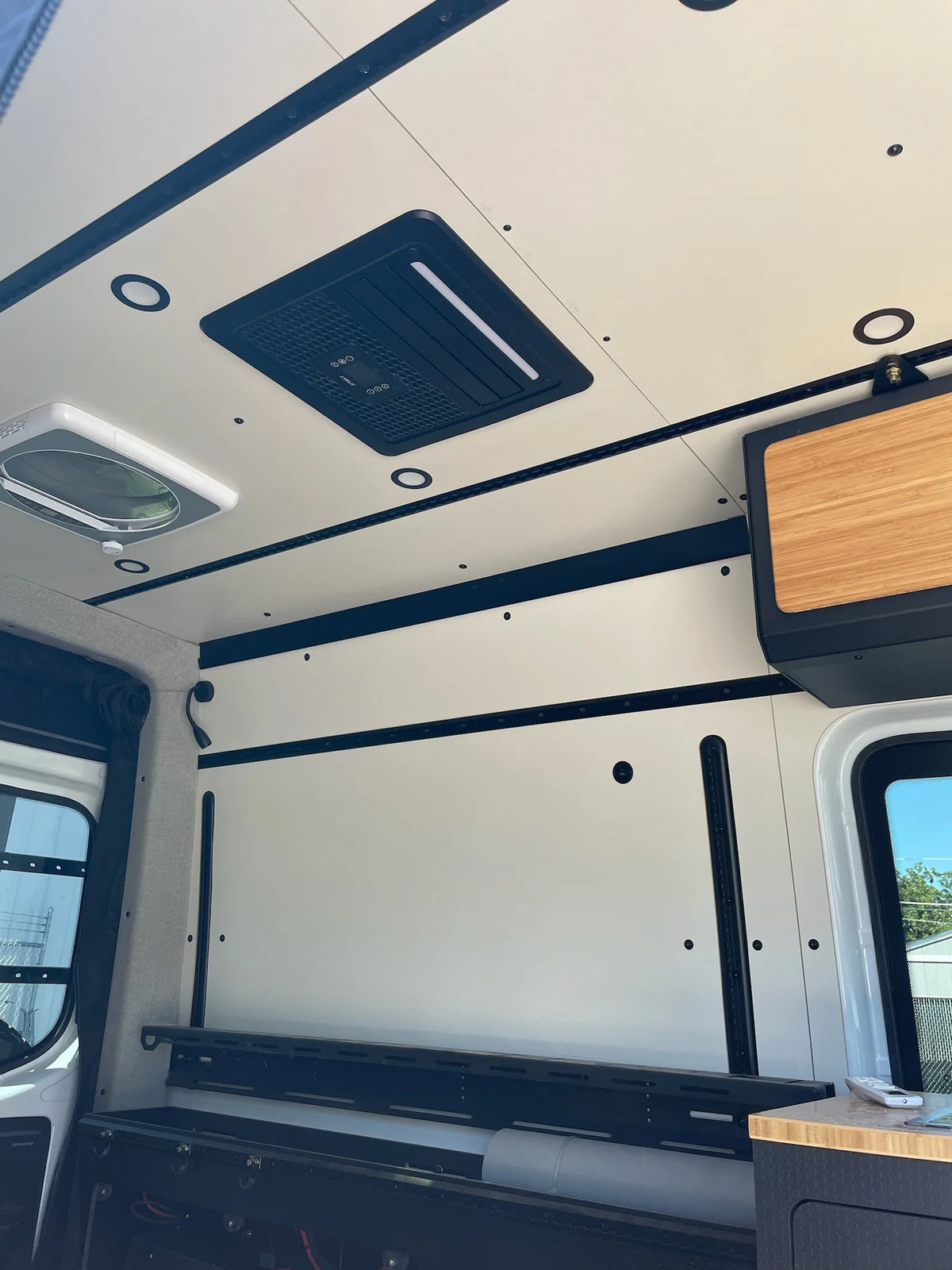 Velit V3 with Ventilation - 12V/48V Rooftop Air Conditioner